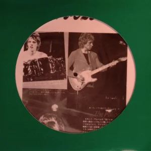 A green circle with two pictures of people playing instruments.